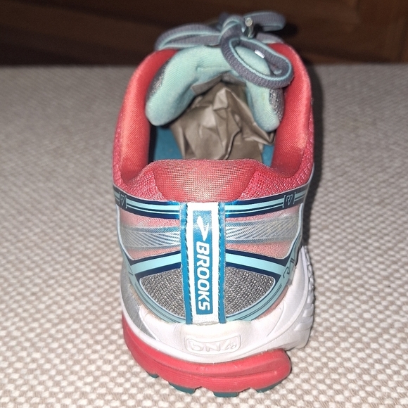 Brooks Ravenna 7 DNA Gray and Red Athletic Shoes In A Size 7.5. Pre-loved - Picture 4 of 13